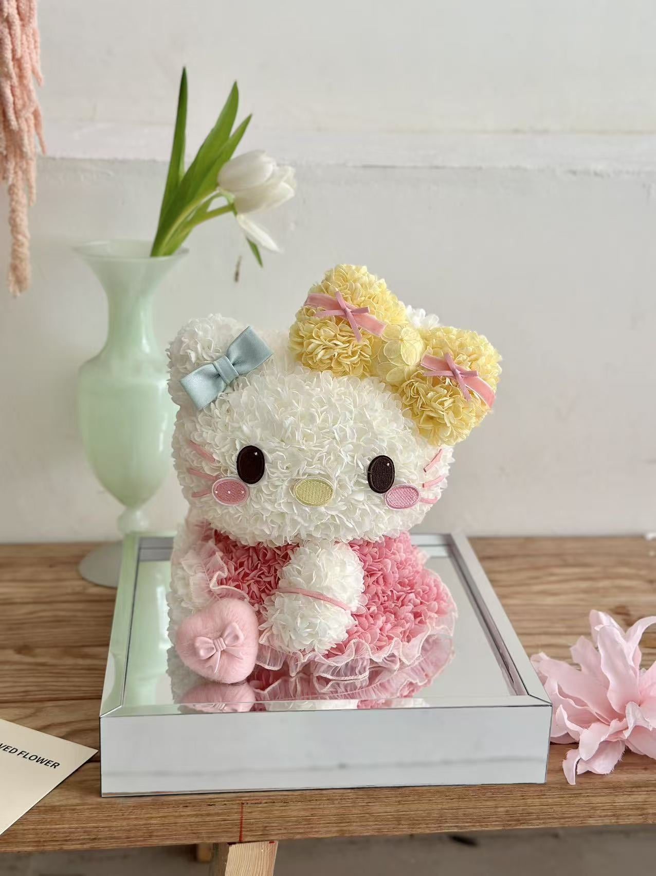 Cute Sitting Kitty: Preserved Flower Gift Box