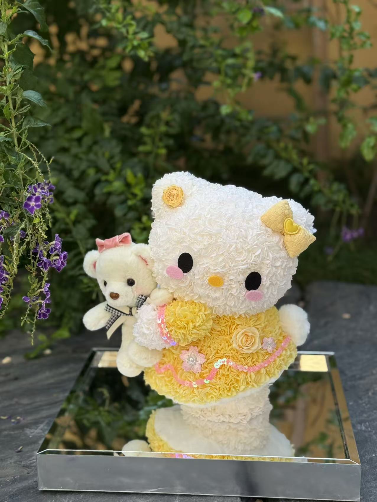 Large-sized cute Kitty standing: Preserved flower gift box