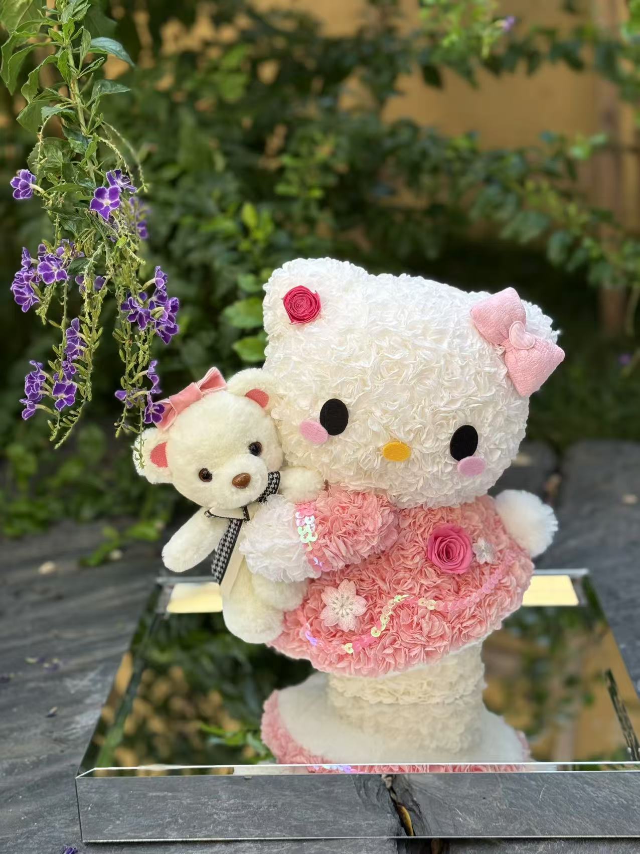 Kitty and her bears: preserved flower gift box