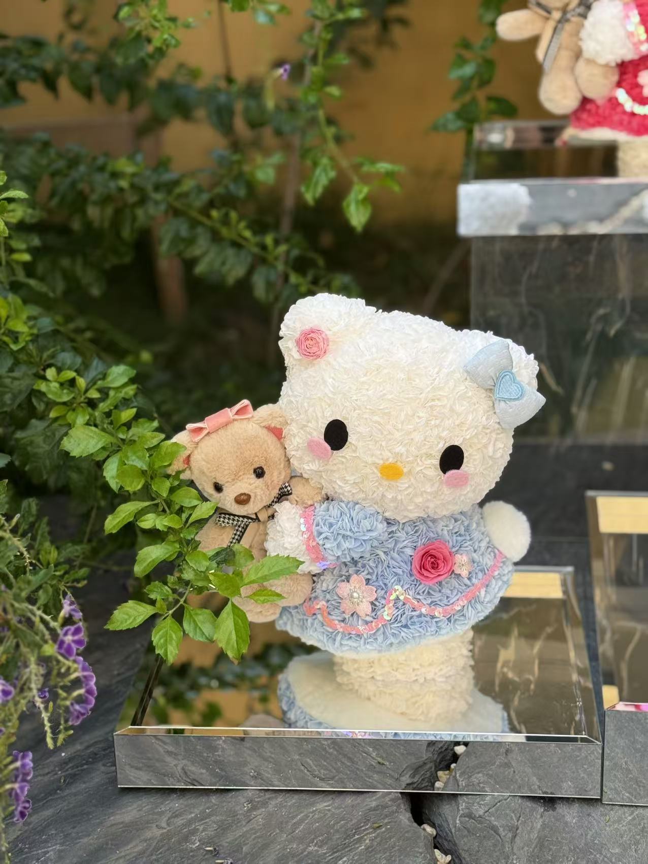 Kitty and her bears: preserved flower gift box