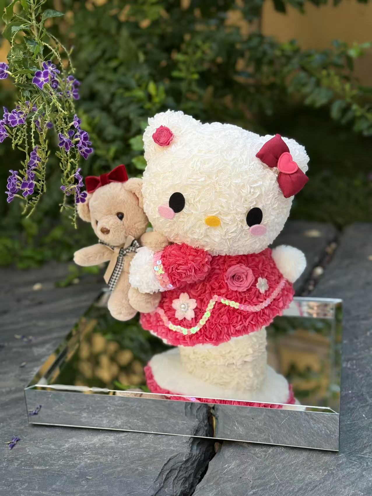 Kitty and her bears: preserved flower gift box