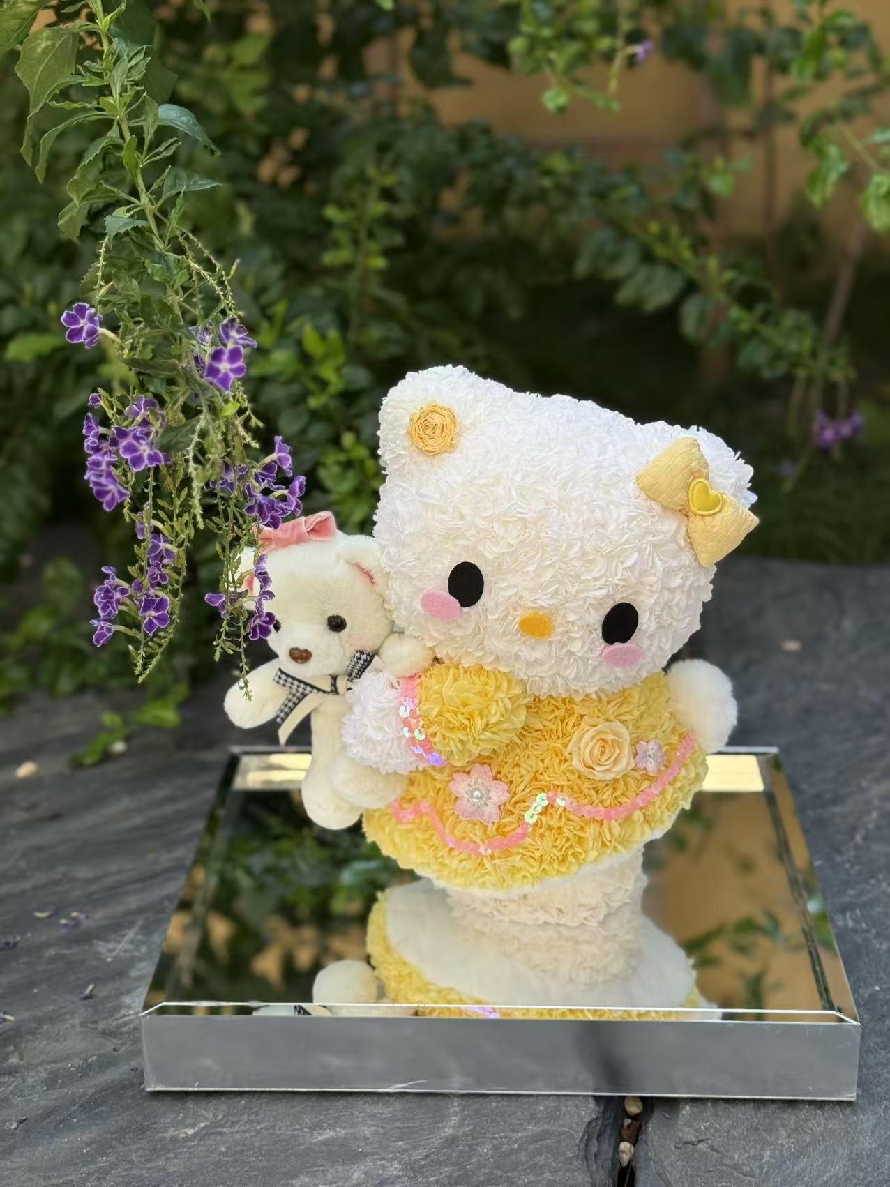 Kitty and her bears: preserved flower gift box