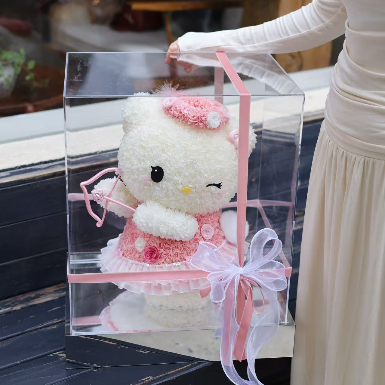 Large-sized cute Kitty standing: Preserved flower gift box